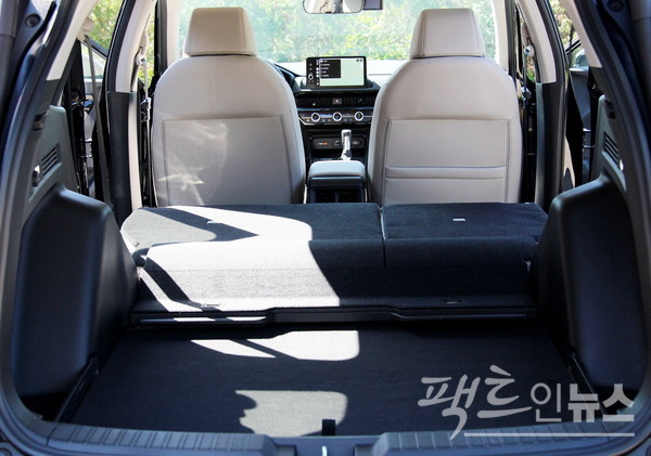 CR-V 터보의 기본 적재 공간은 1113ℓ지만, 2열을 접으면 2166ℓ로 증가한다. 실내도 다양한 수납공간이 있다. 복층 구조의 중앙 콘솔함. [영상/사진=정수남 기자]