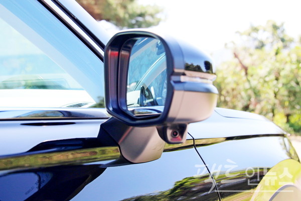 혼다 엠블럼에 자리한 혼다 센싱과 오른쪽 사이드 미러에 실린 카메라는 차량에 있는 6곳의 사작지대를 모두 잡았다. [사진=정수남 기자]