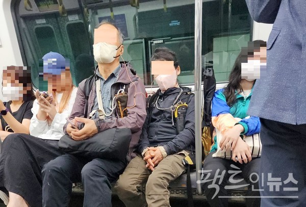 60대 부부가 등산을 가면서 이어폰을 나눠 끼고 같은 음악을 듣고 있다. [사진=정수남 기자]