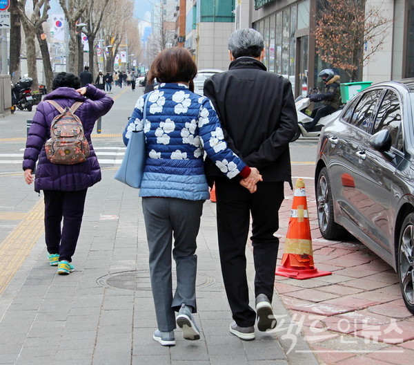(위부터)70대와 50대 부부가 손을 잡고 서울 방배로 인도를 걸어가고 있다. 올해 2월 일이다. [사진=정수남 기자]