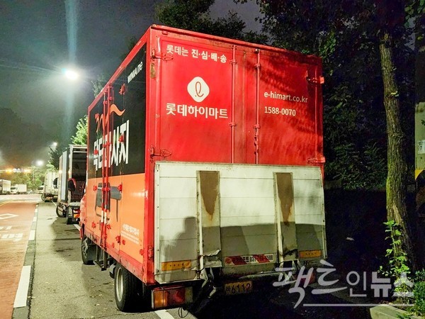 콘크리트 유토피아가 장기 상영에 들어가면서 롯데가 톡톡한 홍보 효과를 내고 있다. 롯데하이마트 차량이 극 초반 등장한다. [사진=정수남 기자]