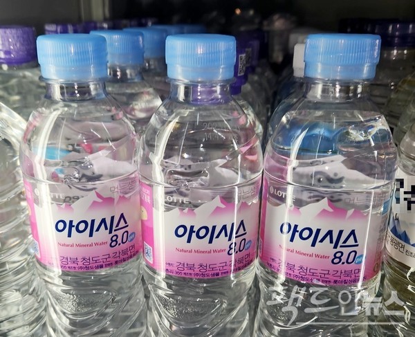 극중 아파트 주민들은 롯데칠성음료의 생수 아이시스를 마신다. [사진=정수남 기자]