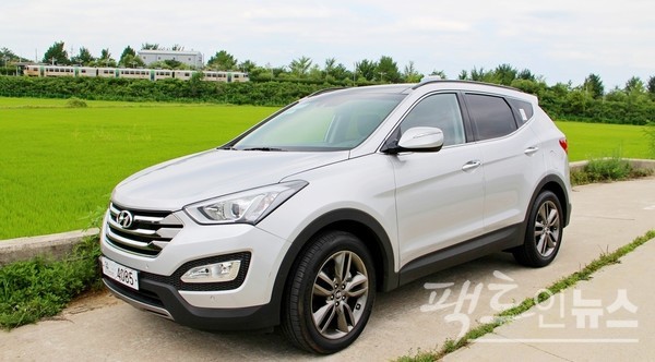 차박에서는 현대차 구형 싼타페가 단독 질주한다. [사진=정수남 기자]
