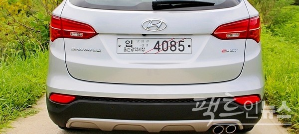 극중 카메라는 현대차 엠블럼과 싼타페 차명을 자주 관람객에게 보여준다. [사진=정수남 기자]