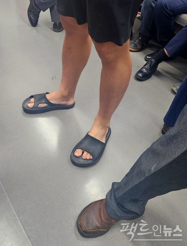 20대 청년이 슬리퍼를 신고 외출했다. 슬리퍼는 일제 강점기에 일본인이 집안에서 신던 게 보편화한 것이다. 맨발에 슬리퍼. 편하게는 보이지만, 다소 거북스럽다. [사진=정수남 기자]