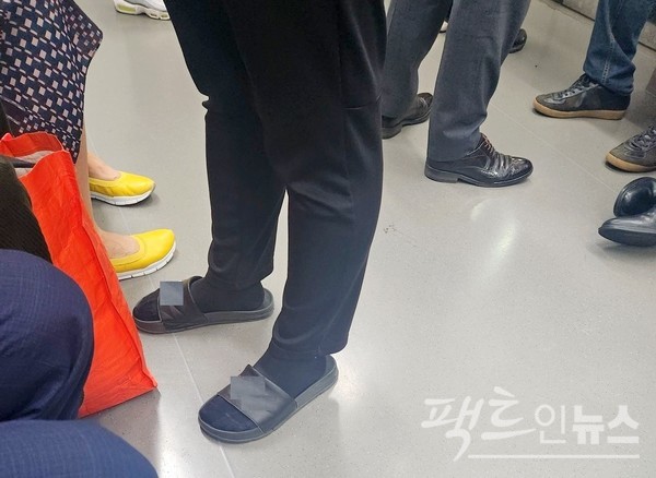 양말을 신고 슬리퍼를 싣는 사람은 좀 낫다. [사진=정수남 기자]