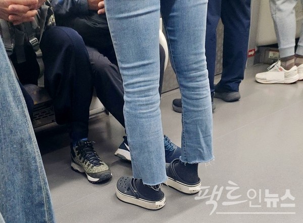 유행인 슬리퍼와 일반 신발 결합한 신발도 양말과 함께 하는 이는 드물다. [사진=정수남 기자]
