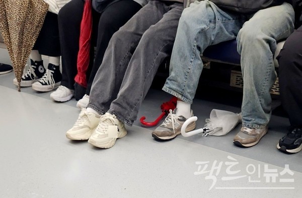 지하철에서 긴 다리를 자랑하기 위해 다리를 꼬고 앉거나, 앞으로 쭉 벋은 승객도 꼴불견은 마찬가지다. 다른 승객에게 불편을 주기 때문이다. [사진=정수남 기자]
