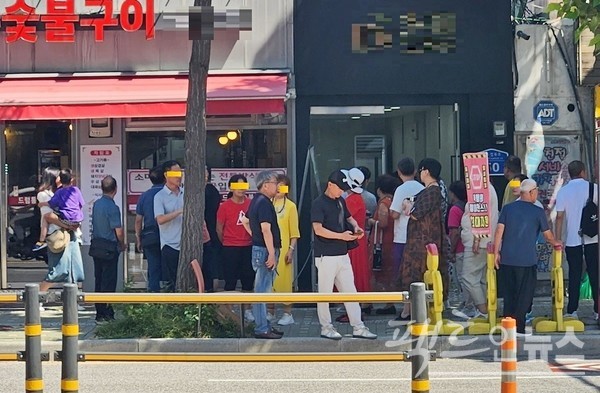 증권가는 현대백화점이 중국인 단체관광객 수혜를 4분기부터 누릴 것으로 예상했다. 중국인 단체 관광객이 서을 홍대 인근 식당에 몰려 있다. [사진=스페셜경제]  