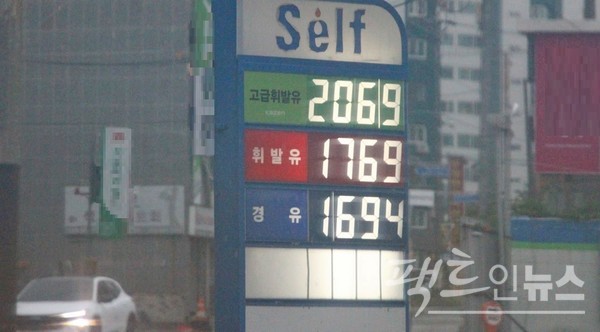 (위부터)경기 파주와 청주시 상당구에 자리한 주유소의 지난 주말 유가. [사진=팩트인뉴스]