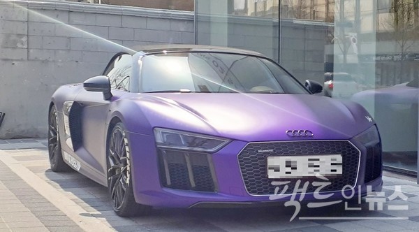 가문의 영광 리턴즈에서 대서는 아우디 컨버터블을 탄다. 아우디 슈퍼카. [사진=정수남 기자]