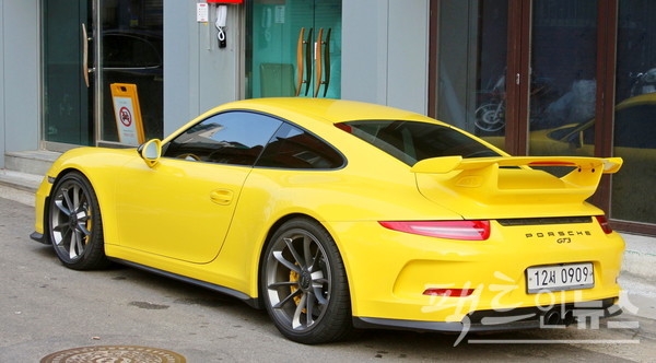 가문의 영광 리턴즈에서 주인공 진경은 포르쉐를 탄다. 포르쉐 GT3. [사진=정수남 기자]