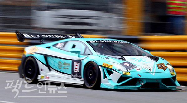 그란투리스모에서 닛산의 머신과 르망24에서 경쟁하는 람보르기니 머신. [사진=정수남 기자]