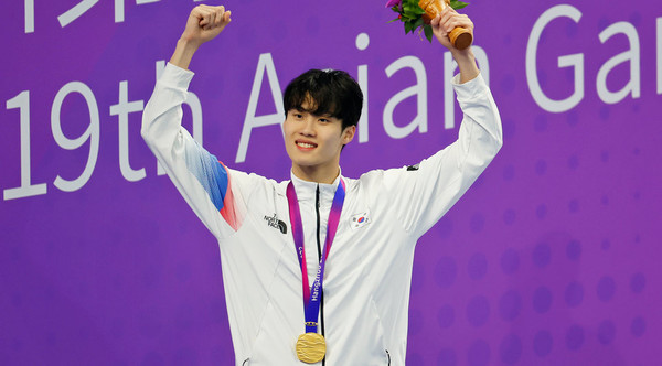 항저우 아시안게임 남자 자유형 200m에서 금메달을 차지한 황선우 선수가 시상식에서 금메달을 목에 걸었다. [사진=뉴시스]
