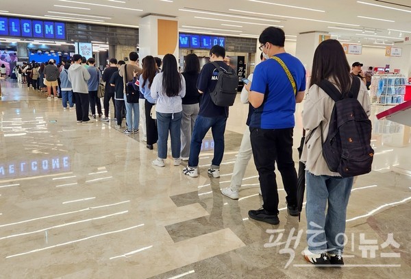현지에 자리한 한 복합상영관이 특별 시사회를 마련했다. 입장 표를 받기 위해 관람객이 길게 줄을 만들었다. [사진=정수남 기자]