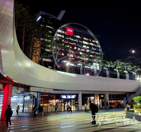 인근 영동대로 변에 자리한 HDC 사옥에 환하게 불이 켜졌다. HDC 임직원이 올해 사상 최고 실적을 달성하기 위해 추석 연휴를 잊은 채 야근하고 있어서다. 반면, 많은 기업은 이날 오전 근무만 하고, 긴 추석 연휴에 들어갔다. [사진=정수남 기자]