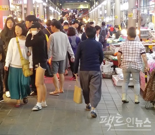 저녁에도 차례 용품을 구매하는 발길로 현대시장이 북적였다. [사진=정수남 기자]