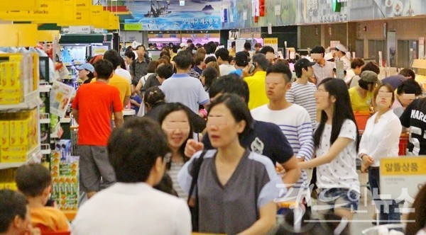 위 전통시장 인근에 자리한 대형마트도 상황은 마찬가지다. 코로나19에 따른 제약이 사라지면서, 오랜만에 고객이 몰렸다. [사진=정수남 기자]