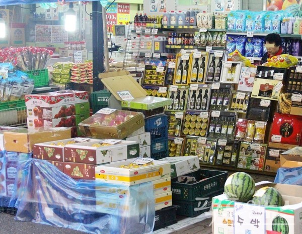 (위부터)노점과 동네 마트도 대목을 잡기 위해 상품을 대거 들였다. [사진=정수남 기자]