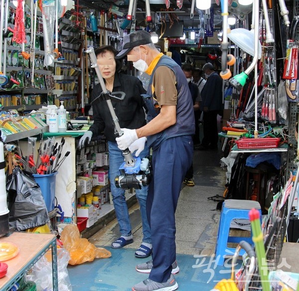 70대 노인이 조상의 묘를 미리 벌초하지 못했는지, 추석 당일 성묘와 함께 벌초하기 위해 철물점에서 예초기를 구매하고 있다. [사진=정수남 기자]