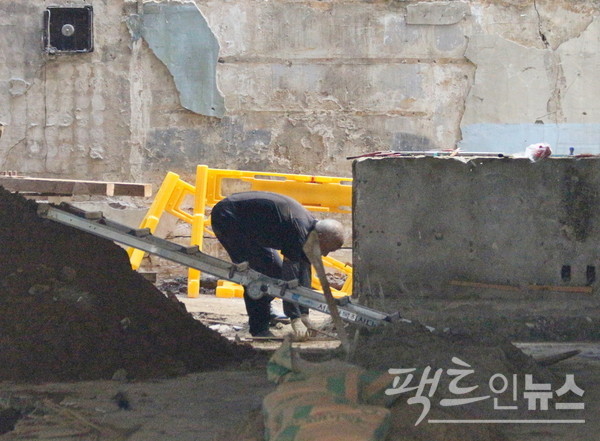 민족의 대명절, 풍성한 추석도 하루 벌어 하루를 사는 사람에게는 그림의 떡이다. 한 70대 노인이 수정로 인근 공사장에서 일하고 있다. [사진=정수남 기자]