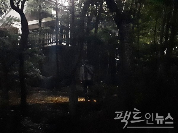 중원구에서 남한산성으로 오르는 등산로에서 인근에 사는 주민이 새벽에 휴대폰을 켜고 도토리 등을 줍고 있다. [사진= 정수남 기자]