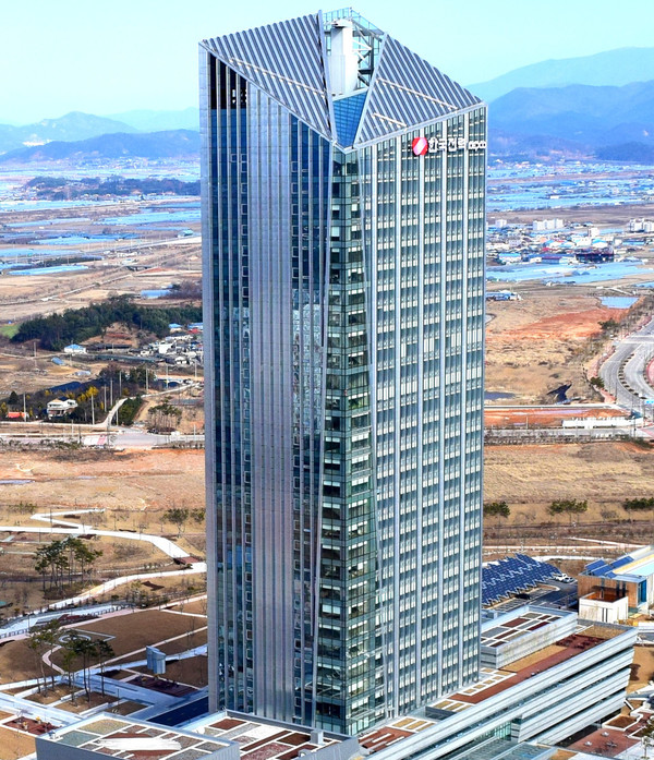 한전이 민간 전문경영인을 영입하고, 임금 등을 조정하면 적자를 탈출할 수 있다. 한전 전남 나주 사옥. [사진=뉴시스]