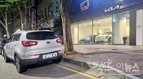 기아차는 지난달에도 스포티지, 셀토스, 쏘렌토 등 SUV 3인방의 선전으로 국내외 판매가 유일하게 증가했다.  기아차 증형 SUV 스포티지와 기아차 대리점. [사진=패트인뉴스]