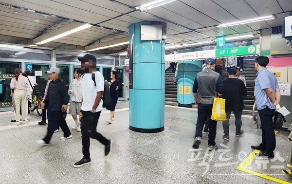 4일 퇴근길. 한 승객이 일반 자전거(사진 왼쪽)를 갖고 8호선 잠실역에서 모란행 열차를 기다리고 있다. 맨 오른쪽 서울교통공사 직원은 이를 지켜볼 뿐이다. 직무 유기인 셈이다. [사진=장수남]