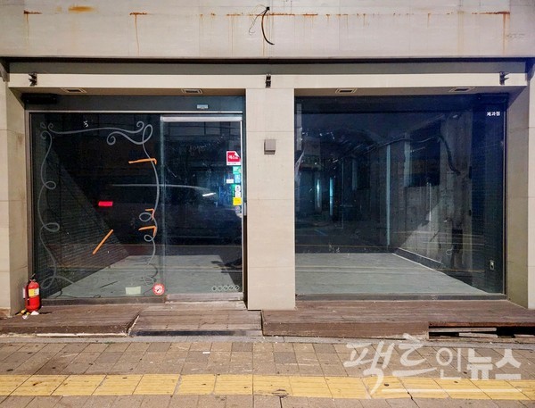 수도권에 한 도시 주택가에서 최근 문을 닫은 파리바게뜨. [영상/사진=정수남 기자]