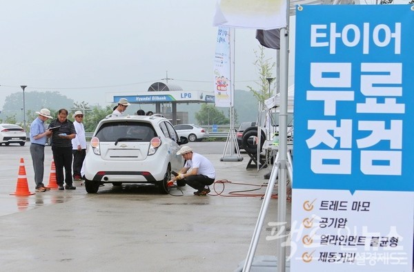 타이어산업협회 등 타이어 업계가 종전 연간 3회 타이어 무상 안전점검을 시행했지만, 올해부터 연 2회로 줄인다. 2019년 여름 휴가철 점검 장면. [사진=팩트인뉴스]