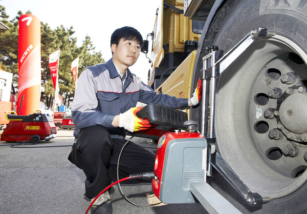 금호타이어는 12일과 13일 주요 고속극도 4곳의 휴게소에서 버스와 트럭 고객에게만 안전 점검서비스를 제공한다. [사진=정수남 기자]