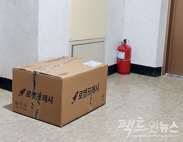 이 아파트 다른 세대는 쿠팡에서 신선식품을 샀다. [사진=정수남 기자]