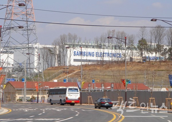 증권가는 삼성전자를 반도체 업종 최선호주로 제시했으며, 목표주가를 9만1000원으로 올렸다. 삼성전자 기흥반도체 공장. [사진=팩트인뉴스]