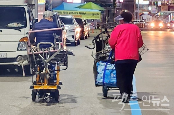 노인들이 경기 성남 중원구에서 알류미늄캔과 고철 등을 수집하고 있다. [사진=정수남 기자]