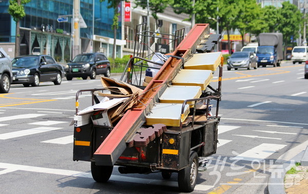 서울 마포구 노인도 폐지 대신 고철을 주로 줍고 있다. [사진=정수남 기자]