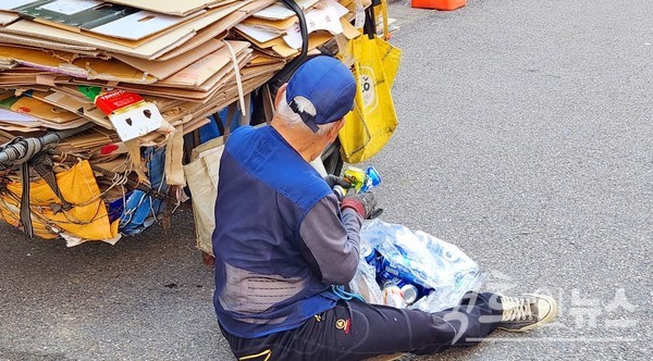 폐지와 고철을 함께 줍는 노인도 있다. (위부터)성남지 중원구 자헤로와 마포 월드커북로길 모습. [사진=정수남 기자]