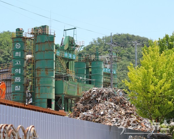 철 스크랩  처리공장 [사진=정수남 기자]