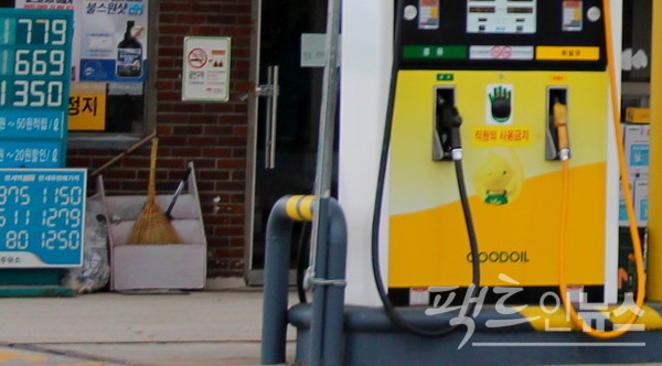 전북 김제에 있는 주유소의 이달 7일 유가. 이날 전국 평균 유가는 각각 1792원, 1699원이다. [사진=팩트인뉴스]