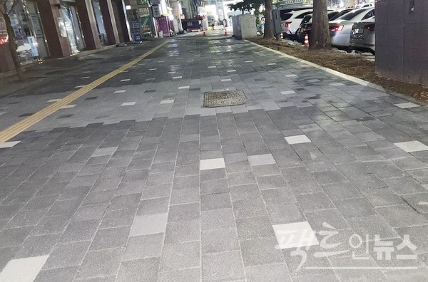 성남시 중원구청은 산성대로 금광동 구간 일부 인도를 다시 깐다. 위 사진 두장에서 인도가 다소 멀쩡하다. 기존에 없던 인도와 도로 턱, 화단을 만들었다. 중원구청은 산성대로 은행동 구간 인도도 2년 전 다시 깔았다. [사진=정수남 기자]