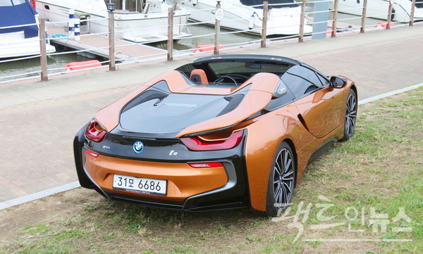 i8 로더스터 차체는 물흐르는 듯한 디자인이다. [사진=정수남 기자]