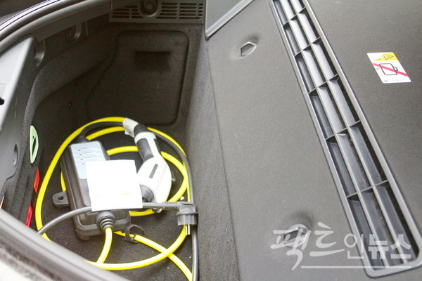 충전기가 들어있는 적재함은 큰 가방 하나를 넣을 수 있다.  [사진=정수남 기자]