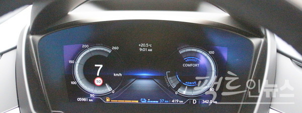 주행 행태에 따라 변하는 계기판도 운전의 재미를 높인다. [사진=정수남 기자]