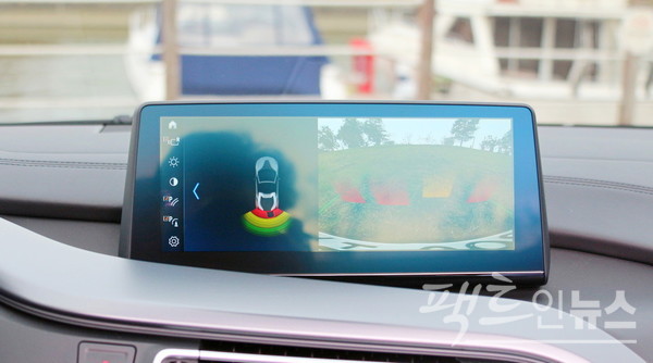 12인치 모니터를 통해 차량 상태와 주변을 모두 파악할 수 있다. [사진=정수남 기자]