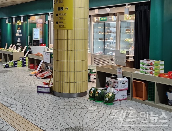 수도권에 있는 지하철 역사 안에서 최근 문을연 과일가게의 평소 모습이다. [사진=-정수남 기자]
