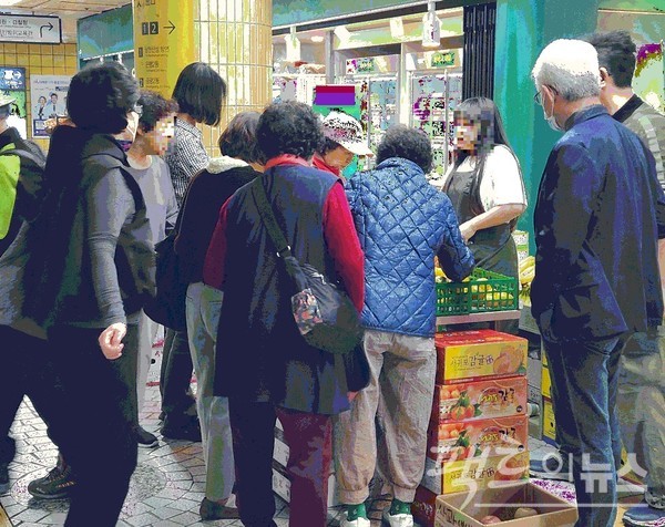 이 과일가게에 주중 퇴근 시간에 손님이 몰렸다. [사진=-정수남 기자]