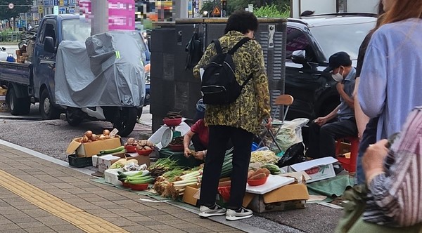 노점에 손님이 지속해 들고 있다. [사진=정수남 기자]