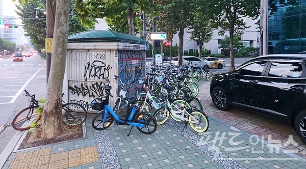 23일 월요일 아침. 서울시 공유 자전거인 따릉이가 통행할 수 없을 정도로 마포구 월드컵북로 인도에 어지럽게 널려 있다. 인기 지역으로 최근 부상한 연남동과 홍익대학교 일대를 서울 시민이 따릉이를 타고 지난 주말 돌아다니다, 이곳에 주차해서다. [사진-정수남 기자]