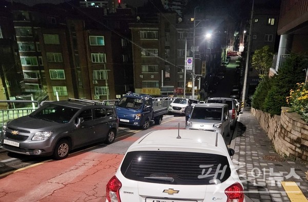 24일 새벽 경기 성남시 중원구 은행동 인도다. 차량이 인도를 차지해 보행자가 차도를 걷고 있다. [사진=정수남 기자]