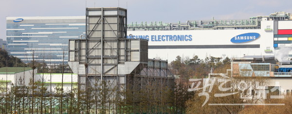 재계 1위 삼성전자가 31일 10시에 2023년 3분기 경영실적을 발표한다. (왼쪽부터)삼성전자 경기 용인 기흥 사옥과 반도체 공장. [사진=정수남 기자]